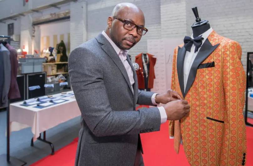 Créateur de mode présentant une veste imprimée