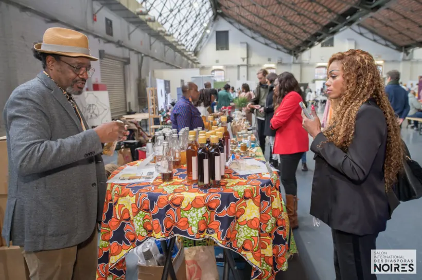 Dégustation de spiritueux sur un stand exposant