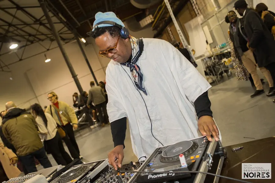 DJ pendant la soirée en 2024