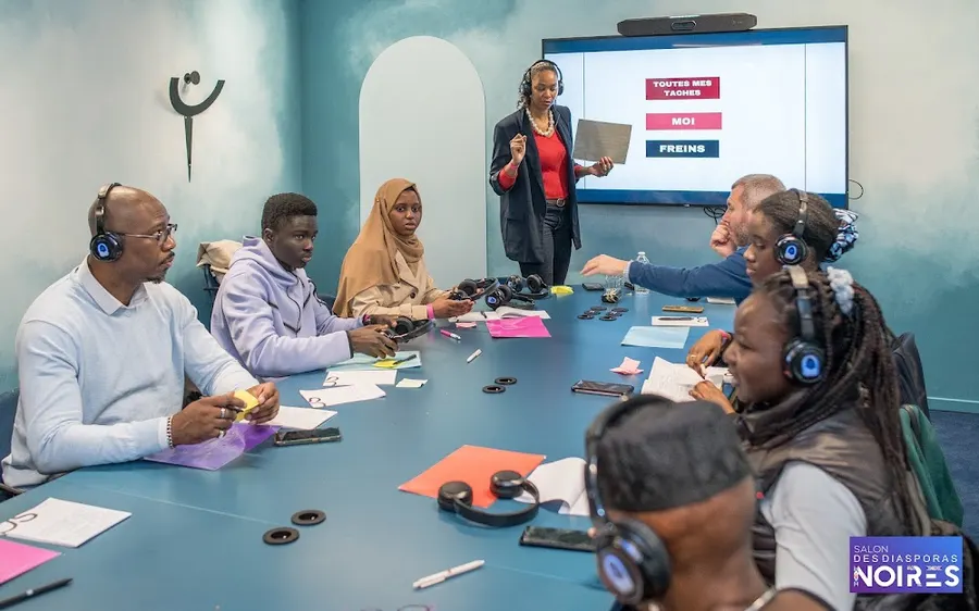 Atelier autour d'une table en 2025